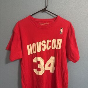 Mitchell & Ness Rockets Hakeem Olajuwon 34 Red NBA Graphic T-Shirt Mens M